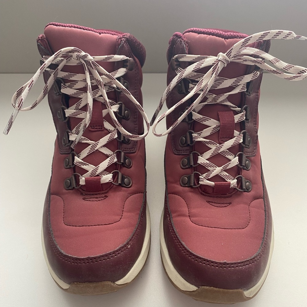 Universal Thread Women’s Bergen Quilted Hiker Boots